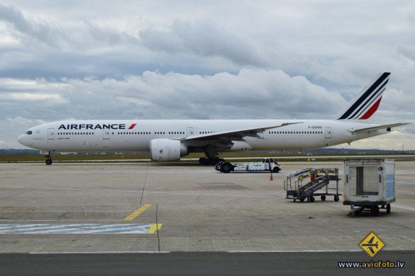 Boeing 777-328/ER